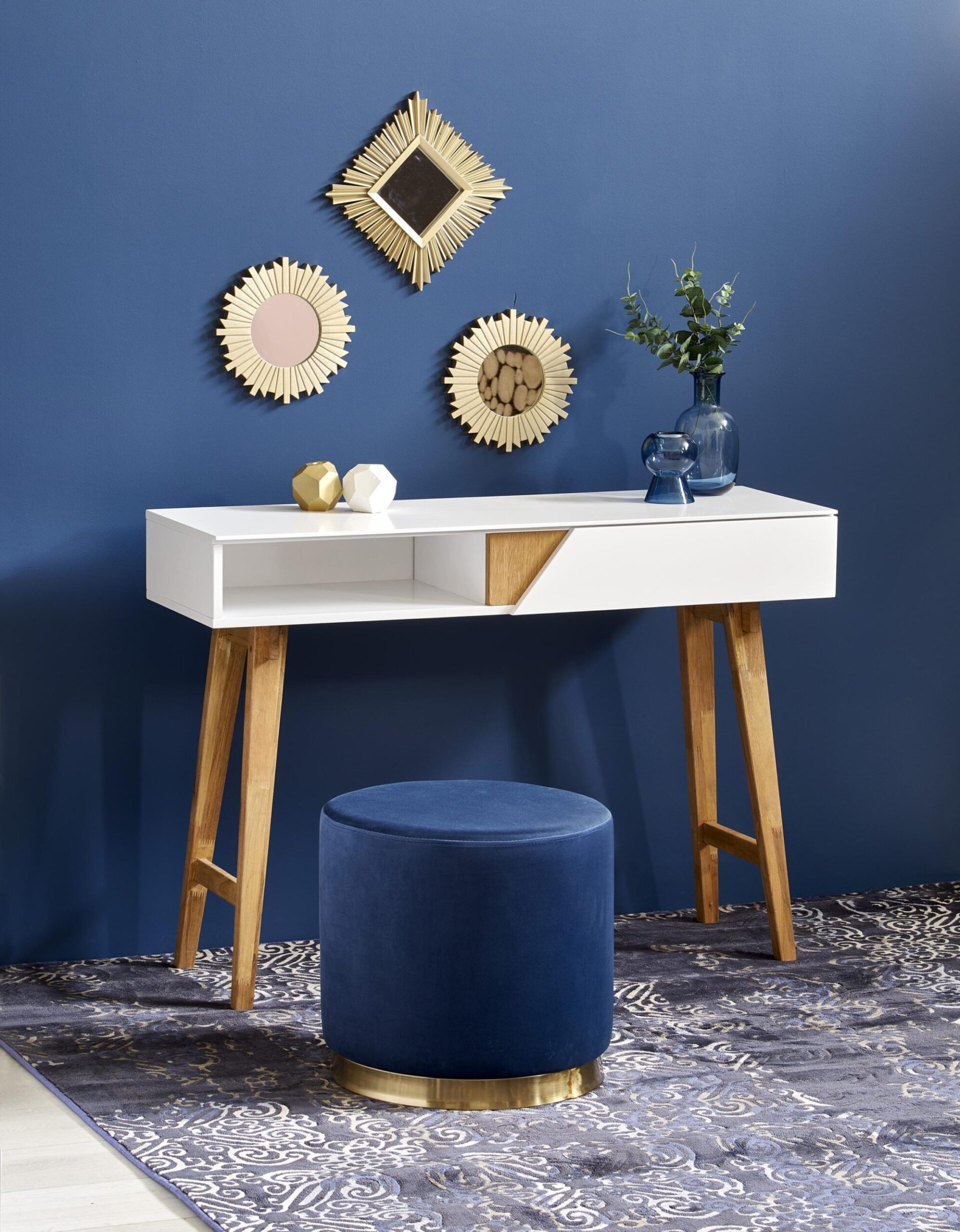 KN1 konsolinis stalas