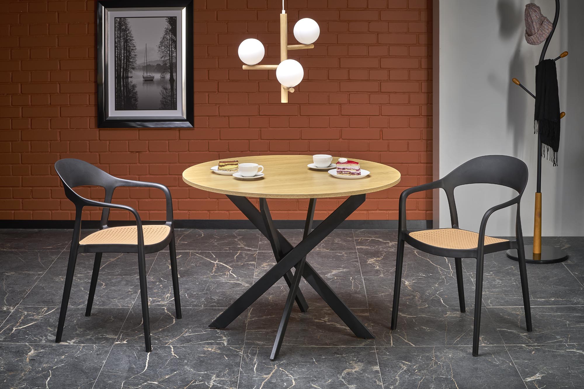 EDGAR stalas, stalviršis - auksinis ąžuolas, kojos - juodos