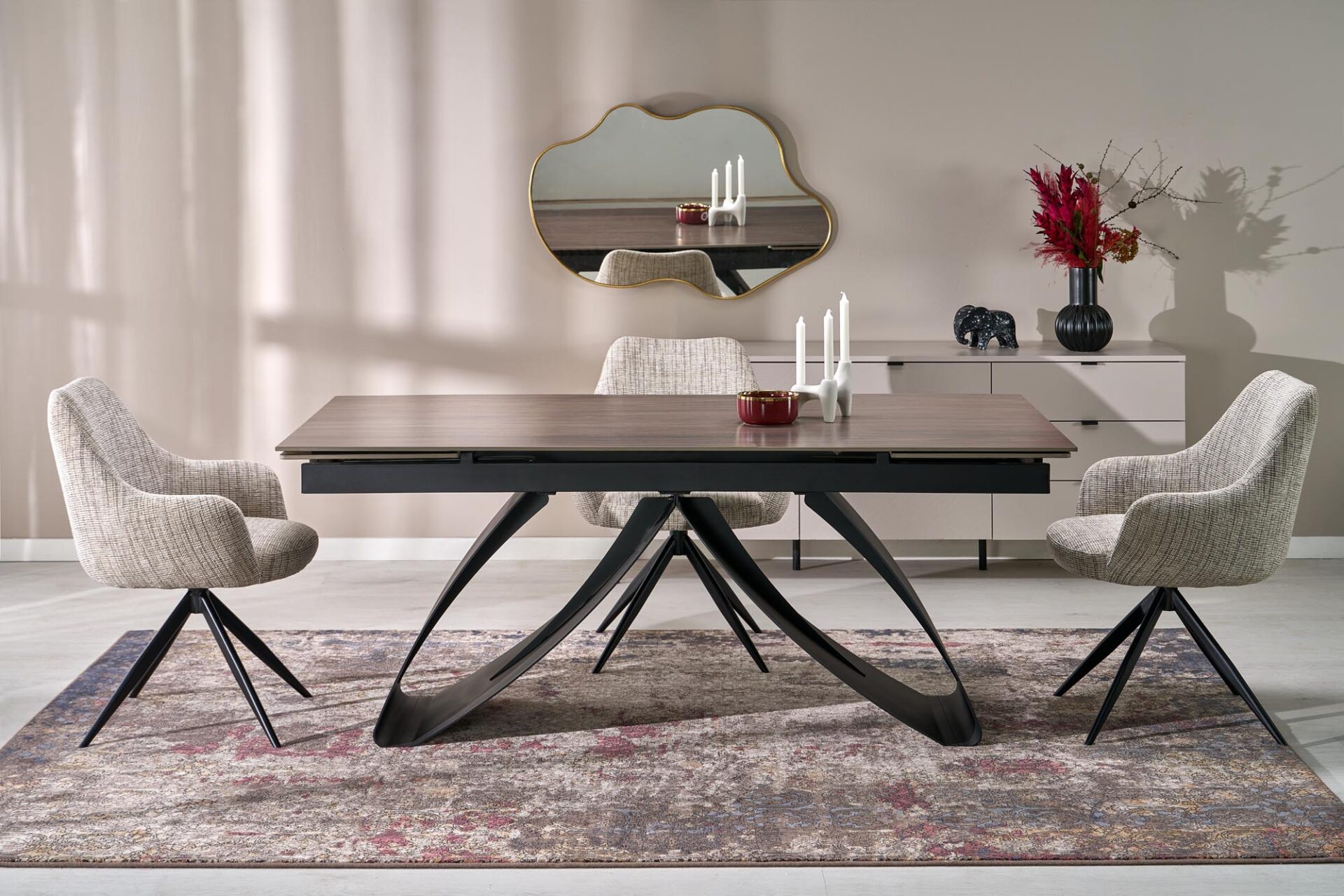 HILARIO prailginamas stalas, riešutmedžio / juodos spalvos