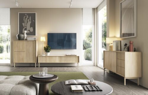 Svetainės „Tavo“ sieninė spintelė su grioveliais fasaduose, kremona