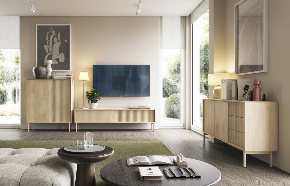 Svetainės „Tavo“ sieninė spintelė su grioveliais fasaduose, kremona