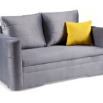 Dvivietė sofa-lova su linksmomis pagalvėlėmis