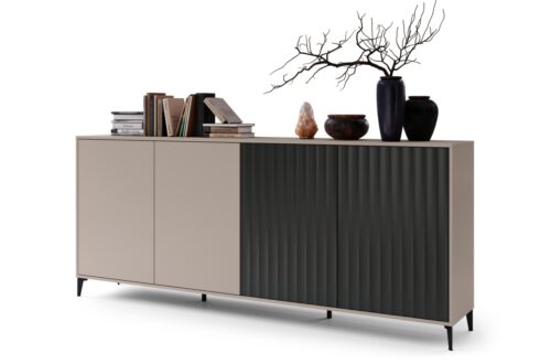 RIMINI K-242 Smėlinės pilkos/matinės juodos spalvos komoda – MODERNI SPINTELĖ SU GRIOVIUOTAIS PRIEKINIAIS