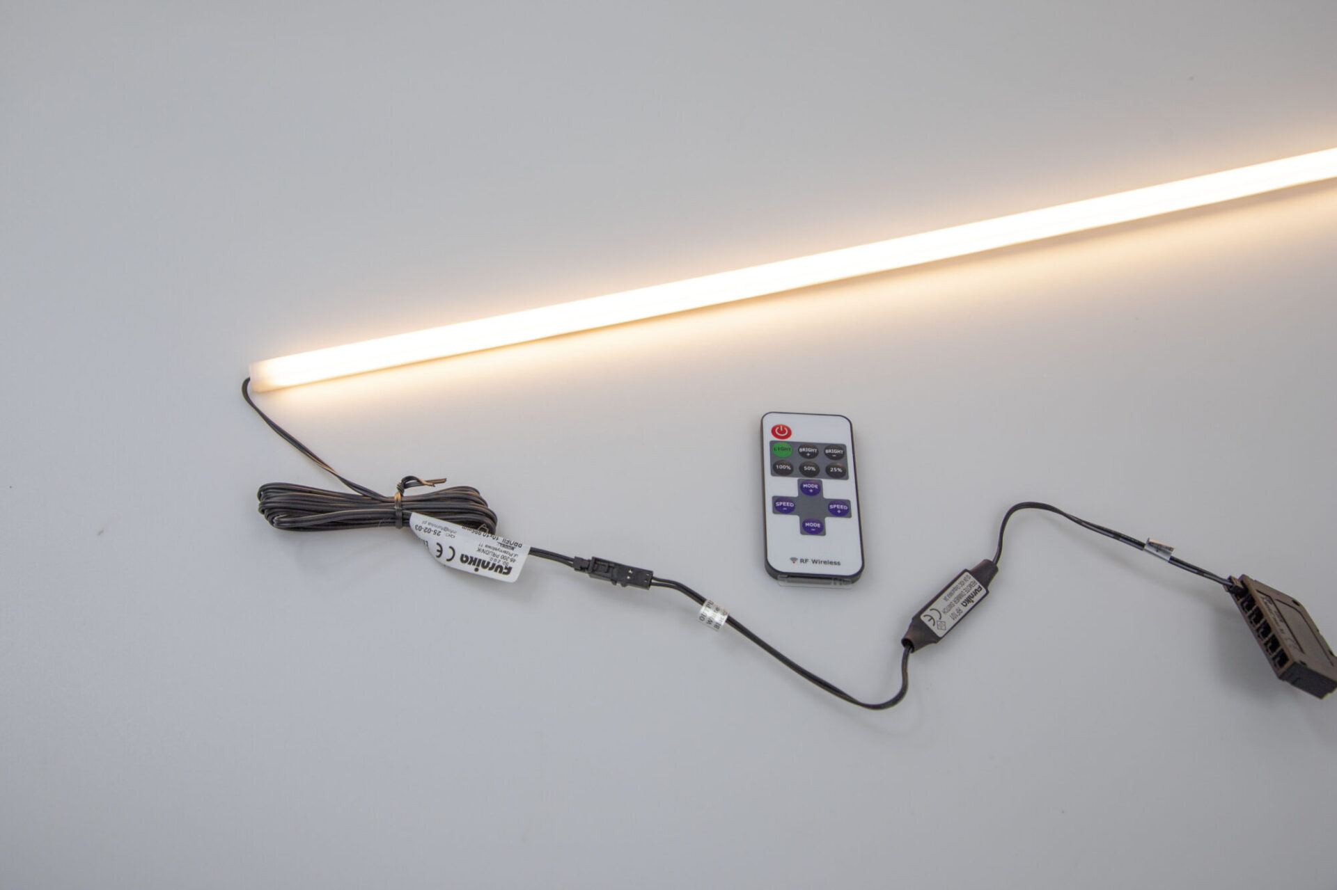 „Rel LED90“ – 90 cm LED apšvietimas, skirtas PT90 sieninei lovai