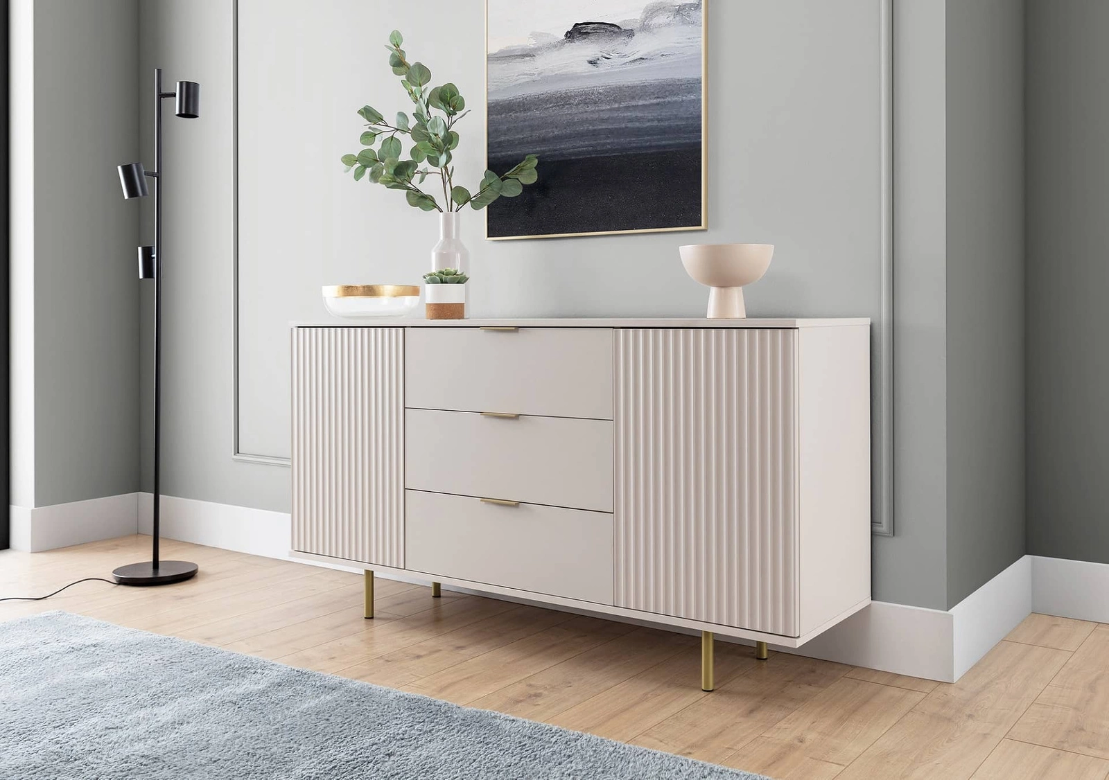 Sula komoda 150 cm smėlio spalvos, elegantiška ir funkcionali komoda su dekoratyviniais grioveliais fasaduose ir metalinėmis rankenomis