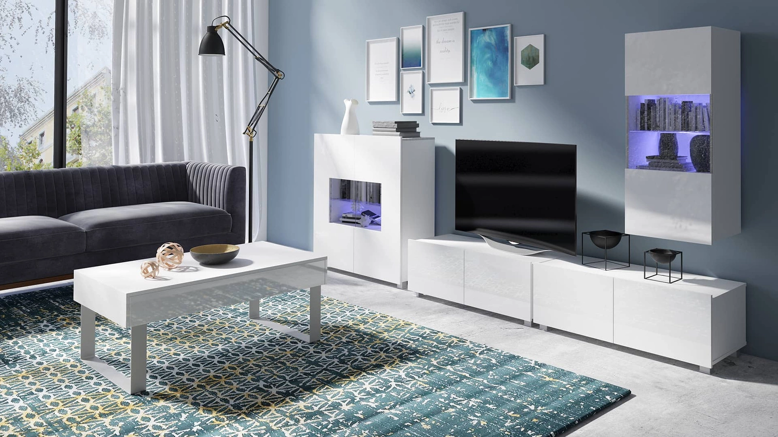 Baltai blizgus „Apulia XXII“ baldų komplektas – išskirtinai stilinga sieninė spintelė svetainei, paprastų formų, tinkanti bet kokiam interjerui