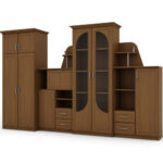 Klasikinė sieninė spintelė su didele stikline vitrina, baru, patalynės spinta ir erdvia 320 × 207 cm Wiśnia Porto – TEXAS + Drabužinė