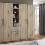 Spinta 260/220 - drabužių kabyklos, vidinės lentynos, išoriniai stalčiai, atviros nišos