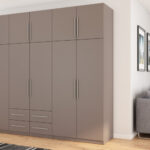 Spinta 300/240 - drabužių kabyklos, vidinės lentynos, erdvūs išoriniai stalčiai