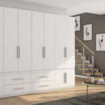 Spinta 320/230 - drabužių kabykla, vidinės lentynos, išoriniai stalčiai, veidrodis