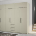 Spinta 360/220 - drabužių kabyklos, vidinės lentynos, išoriniai stalčiai, spintelės, veidrodis